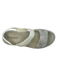 Suave Monty. A white open-toe slingback sandal with two adjustable straps and a light grey footbed and sole, made in Portugal.